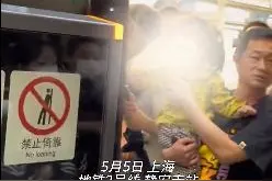 上海地铁一女童手被车门夹住大哭，热心乘客合力拉门救出图片