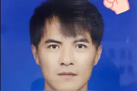 上班路上，黑衣男子帅气“变装”！网友：整个过程行云流水图片
