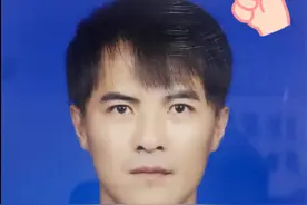 上班路上，黑衣男子帅气“变装”！网友：整一个行云流水图片
