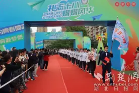 行成人礼 武汉一中学子放飞青春梦想图片
