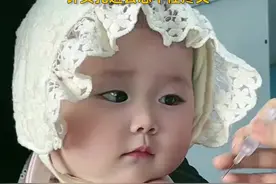 7个月大宝宝打针可爱得像油画 水汪汪的大眼睛看着医护人员图片