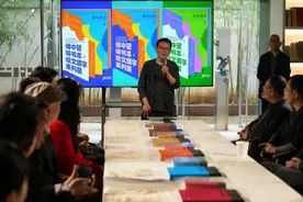 真“咬文嚼字”！他们在现场一口口吃掉了这些书……图片