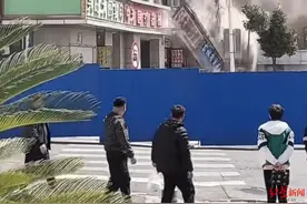 吉林长春一楼房突然开裂被拆除 街道办：属D级危房，随时有倒塌风险图片