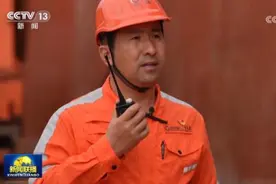 为智慧港口提质增效的装载机司机郭凯图片