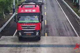 掩耳盗铃！一男子头戴面具、遮挡号牌躲避违法抓拍图片