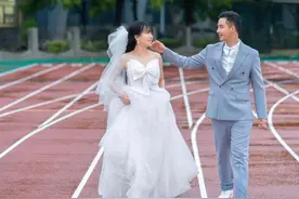 回母校拍婚纱照，他们演绎这份“蓄谋已久的爱”图片
