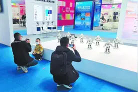 首届东北亚创博会智能机器人多才多艺图片