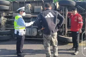 好险！载鸡蛋货车爆胎引事故 所幸司机系了安全带图片