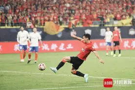 雨中激战！成都蓉城主场再次燃爆！现场标语戳中泪点图片