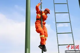 200米灭火障碍训练为新疆森林消防“新蓝”加钢淬火图片