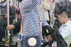 上海一女孩坐地铁困得东倒西歪，旁边阿姨上前一个举动让人暖心图片