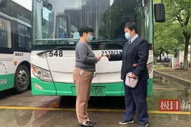 一部手机背后的温暖故事：这个公交女司机，到位！图片