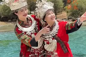 “岁月从不败美人”，95后美妆博主带妈妈“旅行变装”图片