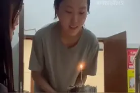 女生得知闺蜜心情不好，在楼梯间准备小惊喜，网友：能记一辈子图片