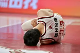 上一场比赛就伤了，吴前肋骨骨折，总决赛第三场是否出场成疑图片