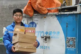 一只手送快递，一只手牵孩子，一位快递员母亲的育儿之路图片