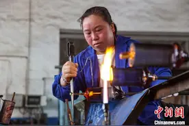 手工吹制玻璃的匠心光影图片