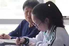看哭了！“我的同桌是妈妈”图片