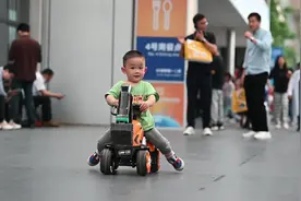 大型机械舞……挖机玩漂移、跳华尔兹、粉色cosplay图片