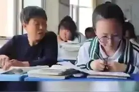 冲上热搜！“我的同桌是妈妈”，无数网友看哭了……图片