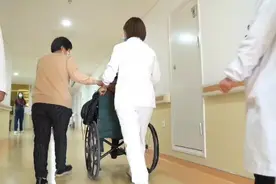 果然视频|女孩“阳康”后，怕冷畏光，话不能说，路不能走……图片