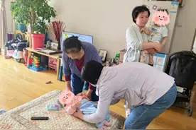 老人带宝宝出门忘带手机和钥匙，多亏社区和好邻居伸出援手图片
