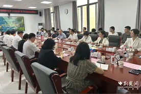 人大代表进校园 服务人才添动力图片