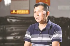 照顾不幸瘫痪妻子14载 撑起家庭一片艳丽蓝天图片