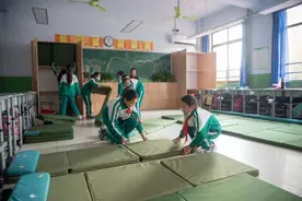 蹲点故事②｜可躺式课桌椅一套800元，钱从哪来？图片