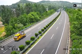 夏季开车您的车胎还好吗？小轿车高速爆胎失控旋转两圈撞到报废图片