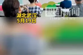 武汉一社区志愿者制作廉洁纽扣画，弘扬清廉新家风图片