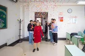 “这堂课，上着上着我就哭了……”图片