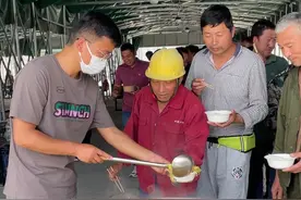 男子免费为大龄民工做午饭：看到民工翻垃圾桶找吃的，喝自来水饱腹，心里不是滋味，目前做菜成本近万元图片