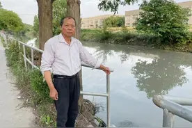 男童骑车时不慎落水，多亏他出手相救！图片