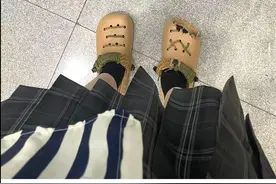 可爱但是太危险！有人的脚趾都差点被绞断，这种鞋，你还敢穿吗？图片