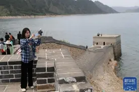 喜峰口“水下长城“引游人图片