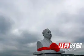 一座袁隆平雕像在长沙隆平稻作公园落成：袁爷爷，我们会继续努力的图片