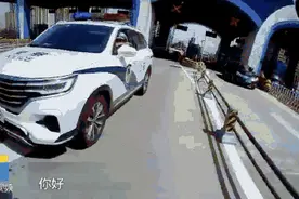 婴儿烫伤转院异地交警接力开道图片