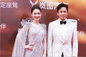 主持团来了！蓝羽、邓超亮相中国电影华表奖红毯图片