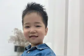 为癌症患儿留长发的5岁男孩剪发了，他的儿童节祝愿令人感动图片