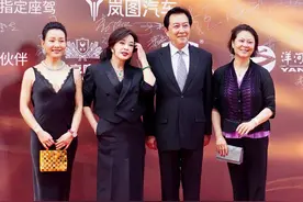 刘晓庆、唐国强、陈冲合体亮相，《小花》剧组45年后重聚｜华表奖直击图片