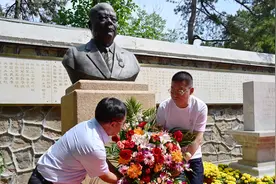 他曾捐资抢救圆明园遗址！曾宪梓纪念日，雕像前摆满鲜花图片