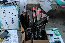 杭州初中生摆摊卖花 城管见了搬来桌子帮忙吆喝图片