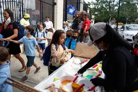 外媒：美报告称使用社交媒体或严重损害青少年心理健康图片