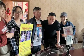 在这家包子店门口，我们看到寻子父亲孙海洋身后的“流量世界”图片