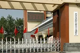 武汉一学生在校内被老师开车碾轧致死 学生家属：两次碾轧间曾有停车图片