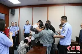被拐26年孩子回家 当年5岁小男孩已为人父图片