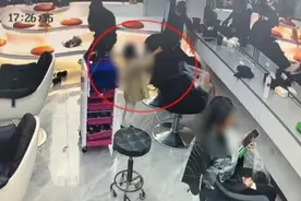 女童陪妈妈做头发剪下女顾客一大撮头发，其母赔偿一万余元视频封面
