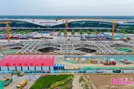 国内宽度最大明挖地铁车站首段基坑开挖见底图片