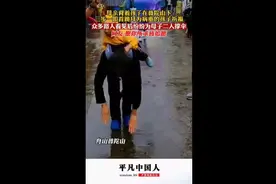 母亲背着孩子在普陀山下，三步一叩首跪拜为病重的孩子祈福，众多路人看见后纷纷为母子二人撑伞，网友：愿你所求皆如愿图片